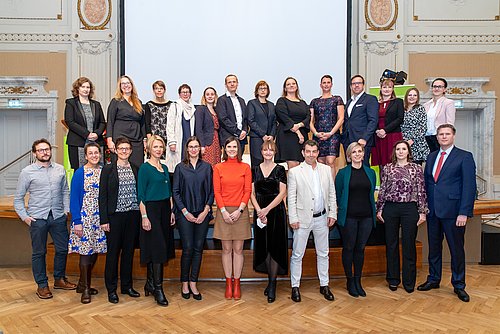 Gruppenbild der Absolvent*innen der Jahrgänge 2020 und 2021