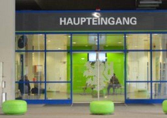 Haupteingang zuur Bergischen Universität Wuppertal - Zur Einschreibung in den Fernstudiengang Arbeits- und Organisationspsychologie 